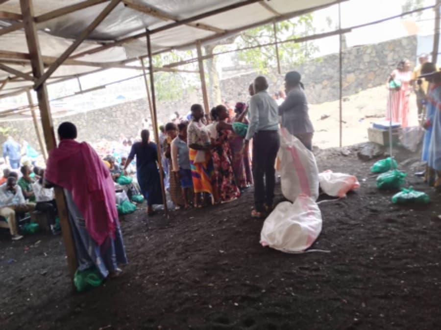 Distribution des habits aux déplacés de Masisi à Mugunga
